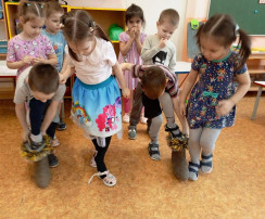 "Прощание с Новогодней Ёлочкой в группе "Ежевички" "Прощание с Новогодней Ёлочкой в группе "Ежевички".