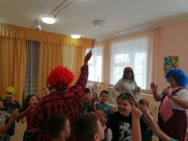 ДЕНЬ СМЕХА в "ЯГОДКЕ" ДЕНЬ СМЕХА в "ЯГОДКЕ".
